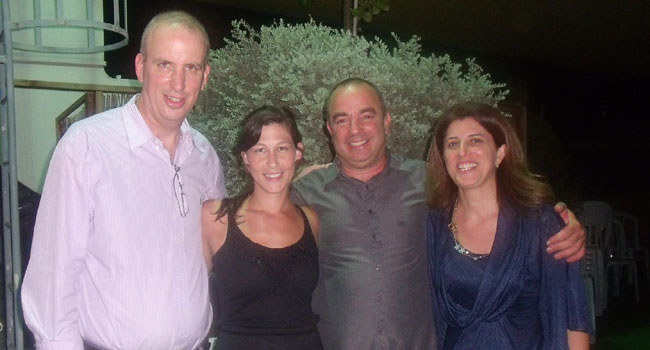 חוגגים על הגג. מימין: רוזט דניאל, מנהלת אגף ה-CRM בחטיבת הטלקום וה-CRM; מנשה לביא, מנהל תקשורת פנים ארגונית במטריקס; לילך מידן, מנהלת לקוחות בחטיבת הטלקום וה-CRM; ואודי אשכנזי, מנהל החטיבה 