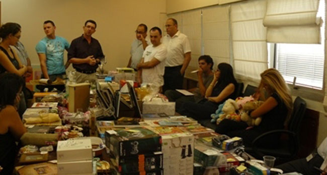 עובדי אלעד בציפיה, רגע לפני תחילת המכירה הפומבית, השלישית במספר