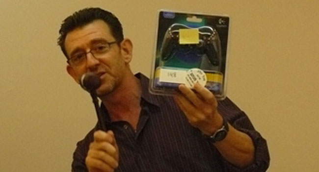 ידו האחת על שלט לסוני-פלייסטיישן וידו השניה על הפטיש, יואש טרוקמן מנהל בכישרון רב את המכירה הפומבית