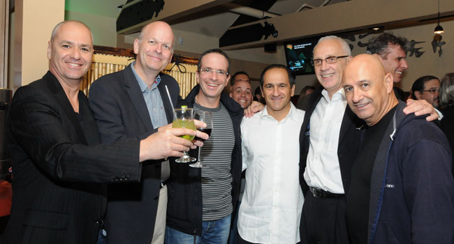 המעגל מתרחב לקראת הטוסט (שתייה ולא הצנים). מימין: חורב; אלן הארטוול, בכיר מאורקל; שפיגלמן; אלברטו; דיוויד קלגן; יובל סברוני; סמנכ"ל חטיבת הייצוא באורקל