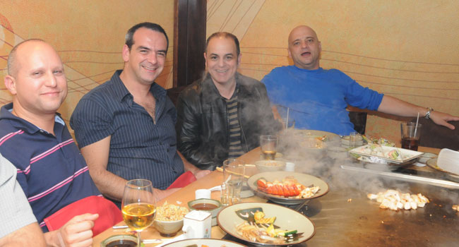 צוות אורקלים מחטיבתו של עוזי נבון, סמנכ"ל מכירות ישראל, הראשון מימין ולצידו: אילן פרץ, ערן סודרי, אופיר פיירמן. רעבים, נחים ומרוצים