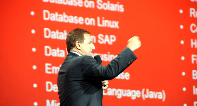 ואז עולה על הבמה מארק הארד בעצמו, לאחר שאליסון הזמינו, ונותן את הקטע שלו בביטחון כה רב ובשליטה מלאה בעובדות ובמספרים של אורקל, שכשהוא מסיים אחד מסגני הנשיא הוותיקים בחברה אומר לו שבשביל מי שנמצא בחברה פחות משבועיים הוא כבר מומר כולו (ל"דת" של אליסון: לכבוש את פסגת תעשיית ה-IT - חומרה ותוכנה גם יחד). בכל מקרה אליסון והארד ידידים ותיקים וכך נקלט הארד באורקל פחות מחודש לאחר ש"נפלט" מ-HP בגלל פרשיית הטרדה מינית. בינתיים גייסה HP את ליאו אפותקר, ש"שוחרר" בתחילת השנה ממנכ"לות סאפ לאחר פחות משנה, עם תוצאות פחות ממלבבות