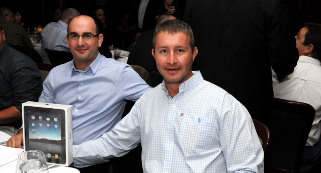 iPad. iPad. אייכה. בכל מקום בו התאספו אנשים רבים והאזינו לאיזושהי מצגת, היית סמוך ובטוח שמגרילים שם iPad. ניצפה מנהל מערכות מידע, תמי 4, שזכה ב-iPad אמיתי היישר מהקופסה המוצגת. לצידו עידן אגור, מוביל פתרונות CRM בחברת Beyond IT