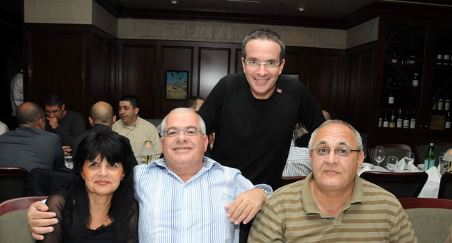 כוכבים מקומיים בעולם האורקלי. בערב הראשון של הכנס בסן פרנסיסקו הוזמנו משתמשי חטיבת היישומים באורקל ישראל לארוחת ערב מdבשת, בראשותו של הכוכב המקומי אלברטו מרנפלד, מקים החטיבה, מייסדה ומי שהביאה לשיאיה בתחרות הקשה ביישומי ה-ERP, ה-CRM, ה-BI ועוד. ניצפו: עומד אלברטו המכבד זוג אורחים מכובד כמו יענקלה רבינוביץ, מנמ"ר תנובה, מימין ולצידו בני ברק, מנהל הכספים של אגף המחלבות בתנובה ולצידו אשתו שאיתו. כ-40 משתמשים ממבחר לקוחות הגיעו למפגש כשלמחרת נערך המפגש של כ-150 חברי המשלחת הישראלית במסעדת בני האנה היפנית שנעשה כבר למסורת