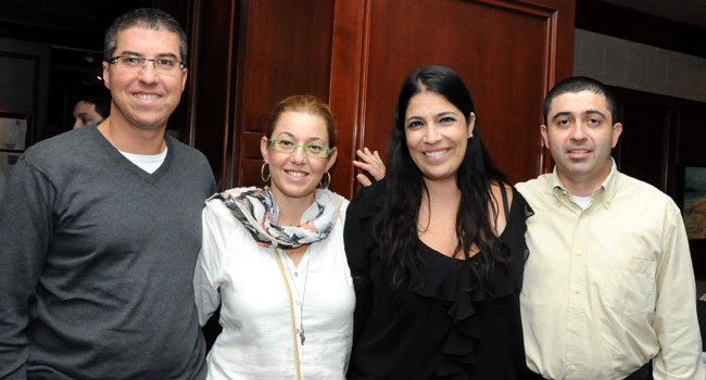 ניצפה צוות בנק הפועלים. נציגי ה-IT של הבנק (הממתין עדיין למציאת יורש לדוד לוזון, המנמ"ר הוותיק הפורש) ונציגי המשתמשים. משמאל: ערן פייט, מנהל מחלקת CRM בחטיבת ה-IT בבנק; דפנה בן משה, מנהלת פיתוח עסקי CRM בבנק; תמר אוסטר; דוד בן עטר, מנהל תשתיות, Siebel וארכיטקטורה