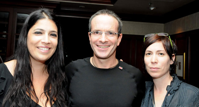 המלאכיות של אלברטו. לצידו של אלברטו, סמנכ"ל חטיבת היישומים, נמצאות תמיד שתיים שניצפו גם כאן. מימין: אורית קנטרוביץ, מנהלת מגזר צבא וביטחון בחטיבה ומשמאל, תמר אוסטר, מנהלת CRM בחטיבה. בעלה, העובד בחברת טבע, הוא קרוב רחוק של פול אוסטר, הסופר המוכר