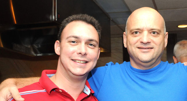 משמאל: עמי אהרונוביץ ולצידו עוזי נבון, סמנכ"ל המכירות של אורקל ישראל ללקוחות בישראל. יחסי ספק-ספק