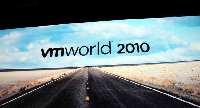 השלט בכניסה לכנס