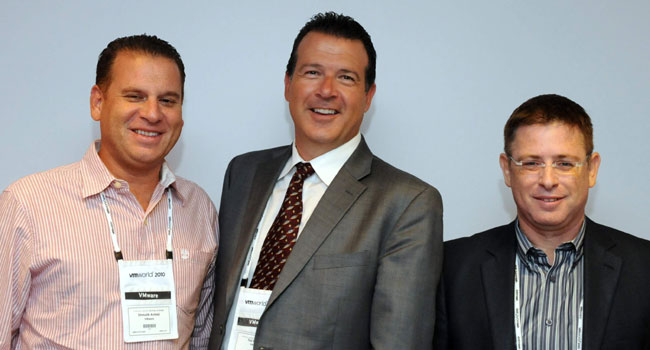 dsc_8396 משמאל: שמוליק ענתבי, מנהל אזורי VMware ישראל ותורכיה; טוד נילסן, מנהל תפעול ראשי, במשרד הנשיא VMware; רון קווהבלום, מנהל פעילות VMware ישראל