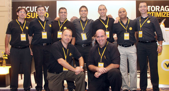 תמונה קבוצתית של צוות ה-TSO (ר"ת Technical Sales Organization) בסימנטק. עומדים מימין: שלומי הלוי, שמשון אוסקר, ראם מורד, רון כהן, רני נתנאלי, אשר גניחובסקי, בנג'י פורטנוי. כורעים: טל קנדל (מימין) ודרור נגל. צילום: ניב קנטור