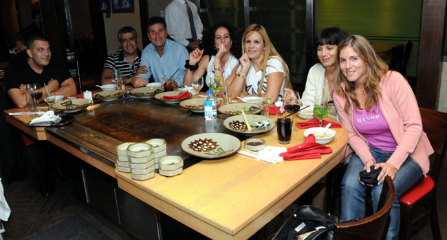 ניצפה כמדי שנה "צמוד ללקוחותיו, ציון אסלן, מלך הצפון, מנהל המכירות של קבוצת יעל בשולחן של רפא"ל, לקוחותיו הנאמנים והוא להם. משמאל: אלי משה, סמנכ"ל המכירות לממשלה של נט-אפ; ציון אסלן בכבודו ובעצמו; אנשי רפא"ל, אנשי הדממה, בלי שמות; שלישית מימין, דליה אסלן, אשתו של ציון