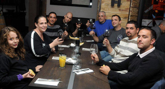 מימין: יפתח, מהנדס מערכות !We; צחי, אקסלנס; ערן קונקול, פסגות; אלי בבלי, פסגות; אבישי, מנהל מוצר, VMware; שי קירשנבאום, מנהל שירותי מומחה, !We; ענת מפסגות ובתה