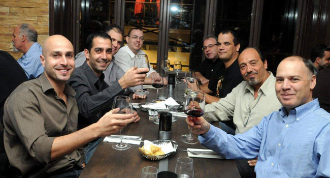 מימין: חררדו, יועץ בכיר, מלם-תים; עופר ביתן, מנהל הנדסה, בינת; יגאל בלדרן, מהנדס מערכות, יבמ; עיזר ארדיטי, מהנדס בכיר ב-VMware טורקיה; אלי פלק, ויזה כ.א.ל; אביב וויס, Lead SE ב-VMware; משה חגשור, מנהל תחום וירטואליזציה, מטריקס; מאיר מאיר, מנהל מוצר VMware, זברה