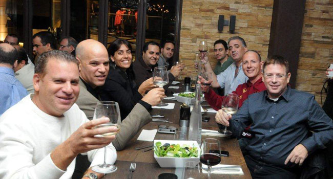 מימין: רון קוהבלום, מנהל VMware ישראל; כפיר, מנהל מכירות, נט-אפ; דוד אלפסי, מנכ"ל, קונדואיט; שלומי אלקיים, אמדוקס; אופיר, משרד הבטחון; אלי יפרח, יועץ בכיר, כלקום; ליז רוזנבלט, מנכ"לית שחר תקשורת שיווקית; בועז חלמיש, סגן נשיא VMware; שמוליק ענתבי, מנהל אזורי ישראל וטורקיה, VMware