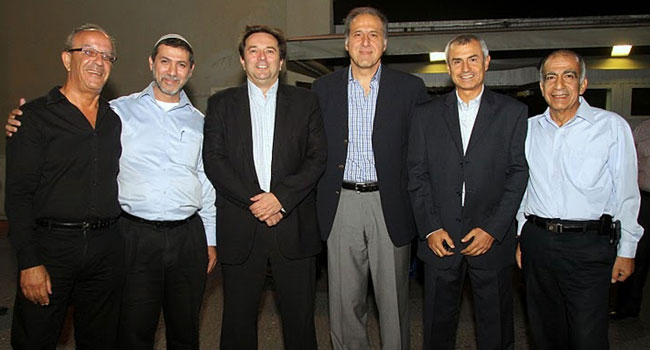 נוכחות בכירים מרשימה. מימין: שמוליק חכים, לביא גור מנט-אפ, ראמין פורוצ'אני, מנהל טכני של איזור EMEA, ניק ת'ורלאו, סגן נשיא למכירות לאזור EMEA בנט-אפ, אבישלום חודאפי, CTO ומנהל תשתיות ברשות הדואר ואיציק כהן