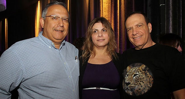 נצפה שם גם נמר. משמאל: אריה דרעי, מנהל התשתיות של סלקום ורעייתו ופלי הנמר