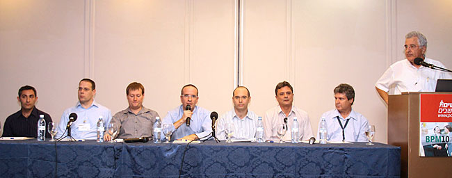 חברי הפאנל המסכם, כנס BPM10. מימין: יצחק חלדי - מנכ"ל חברת סקר ומנחה הפאנל, גיא דוידי - Software AG, אריק ביטון - רכבת ישראל, אסף אשכנזי - אליהו, אלברטו מרנפלד - אורקל; יוני בר סלע - כלל ביטוח, אורן כסיף - בטר פלייס, ואופיר אדרעי - אמדוקס. צילום: ניב קנטור