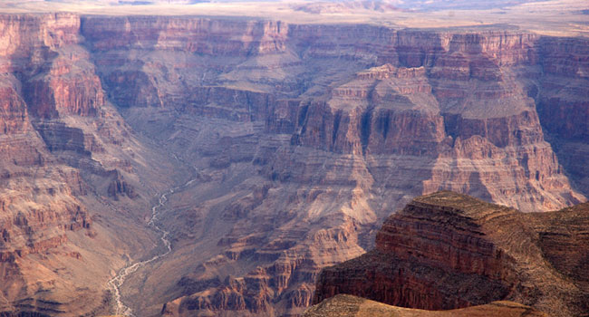 מדהים לראות את היצירה המופלאה הזו של הטבע - לרחף במסוק בין הקניונים האדומים ולהגיע למקומות שרק מהאוויר אפשר לראות. פשוט מרגש. מי שרוצה טעימה מהחוויה, מוזמן להקליק על תמונה ולצפות בסרטון 