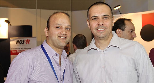 מימין, דדי קמרמן, נטווייז, שחברתו ביצעה את הפיתוח ליישום הסלולר הארגוני עבור חברת הביטוח מגדל, עם רן שלום, מנמ"ר עיריית פתח תקווה