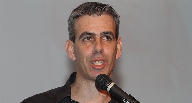 ערן טופלברג, CTO בנק הפועלים, תיאר את פעילות הבנק בעולם הסלולר. הוא ציין, כי זו החלה באוגוסט 2007, כשבשנתיים הראשונות היה היקפה מועט. כיום, אמר, "יש לנו כבר 50 אלף לקוחות בסלולר, רובם צעירים. מהיום שהשקנו את יישום הבנק ל-iPhone חלה עלייה של 40% בצריכה של יותר מידע. זה לא בא על חשבון האינטרנט, אלא בנוסף"