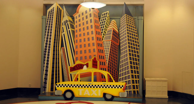 המונית וגורדי השחקים - כאילו בניו-יורק, אבל לא. אתה חש בכך, כי זו תפאורת קרטון פיזית שצבועה כהלכה. בניגוד למלון, שימוש בפלטפורמת V6 של 3ds מביא לחוויה "כמו בחיים" של המוצרים והשירותים שמנוהלים בתוכנה הממוחשבת ומוצגים במסכי תצוגה תלת-ממדית. גם הדגמים הקטנים שמיוצרים על ידי מדפסות תלת-ממד, נראים בדיוק כמו המוצר האמיתי - הגדול פי עשרות מונים. חוויית תלת-ממד כמו בחיים, תיצור דגמים מדויקים וממוזערים, שחוסכים שימוש בחומרים מהטבע אותם יש לחסוך. הנה לכם חדשנות לקידום קיומיות (Sustainability, בלעז)