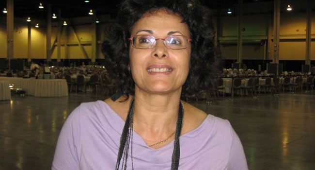 אוסנת קרוסקין, סגנית נשיא לפיתוח ושירותים מקצועיים בביקוניקס (שותף עסקי של יבמ), בתחום הקוגנוס. ברקע: חדר האוכל הענק של הכנס, שבו אכלו מידי בוקר עשרת אלפים המשתתפים בארגון וסדר אמריקני מופתי