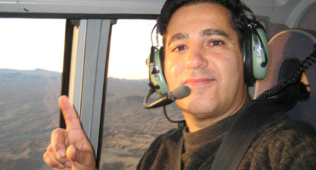 לאחר שזכתה בכמה מאות דולרים בקזינו, החליטה דיילי ציפי להרחיב את האופקים ואת הנפש, ויצאה לטיסה במסוק מעל הגרנד קניון. מאחר והיתה במצב רוח נדיב במיוחד, צירפה אליה את שליח אנשים ומחשבים לאס וגאס, עוזי מירון, שנראה בתמונה מתפעל מהנוף הנשקף מחלון המסוק