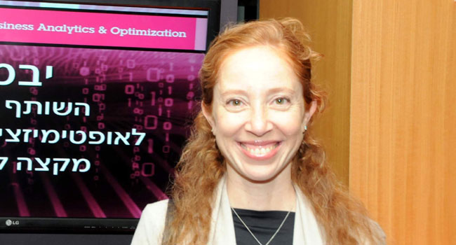 הגיעה ראשונה בין פורסות החסות. נצפתה גליה בן משה, מנהלת שיווק ב-IBM Global Services and Sectors, ליד עמדתה של יבמ ישראל המצהירה על השותפות ההיסטורית של יבמ עם ארגוני האנטרפרייז באופטימיזציה עסקית לרוחב הארגון עם פתרונות הענק הכחול המשלבים תוכנה, חומרה ושירותים