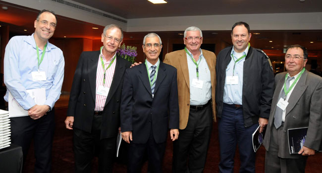 נצפתה חבורת ותיקים לצד צעירים. מימין: אברהם יעקבי (ימבי), בעברו מנמ"ר בנק ישראל ומפקד יחידת המיחשוב של חיל האוויר; לצידו אל"מ זאב אלרואי, המפקד הנוכחי; יוסי (ג'ו) פיקל, מנכ"ל Iomega ישראל; אבי שלום; פרופ' ניב אחיטוב, גם הוא בעברו מנמ"ר בנק ישראל וכיום באוניברסיטת ת"א; דורון יצחקי, CTO שירותי בריאות כללית