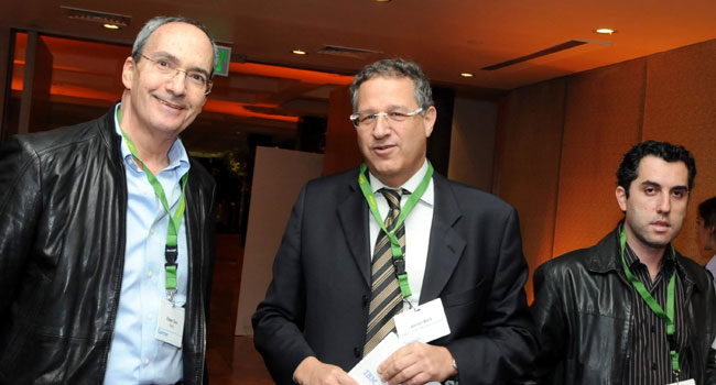 מימין: משה כהן, עולה חדש מספרד שנקלט היישר בחברת אקסנצ'ר בישראל, המנוהלת על ידי יעקב בן אדיבה, גם הוא משם; אמנון בק, מנכ"ל מת"ף ומנמ"ר הבנק הבינלאומי; לייזי אורן, נשיא מטריקס