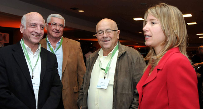 מימין: מרי מסליו, המרצה הסוחפת של גרטנר; שלמה וקס, תא"ל (מיל') וקשר"ר בעבר, מנכ"ל איגוד תעשיות האלקטרוניקה והתוכנה; יוסי פיקל, מנכ"ל איומגה ישראל; אלי אופר, המדען הראשי של משרד התמ"ת