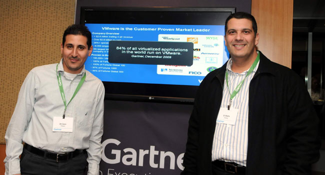 פורסת חסות נוספת לכנס של גרטנר הייתה VMware, שאומנם היא חברה בת של EMC, המתחרה של כל יצרני החומרה הגדולים, אך היא גם משתפת פעולה איתם. כך זה כשיש לך 84% משוק הווירטואליזציה בעולם. ניצפו מימין: אלי משה, סמנכ"ל מכירות שוק הביטחון בנט-אפ ישראל ולצידו אופיר זמיר, ראש צוות הנדסת מערכות ב-VMware ישראל