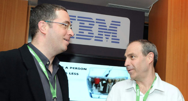 מימין: אבי קטקו, אל"מ (מיל') בממר"ם, משוחח עם גיא דנציג, סגן נשיא בכיר בנס ישראל, מנהל חטיבת CDO, המדלוורים Chief Delivery Office