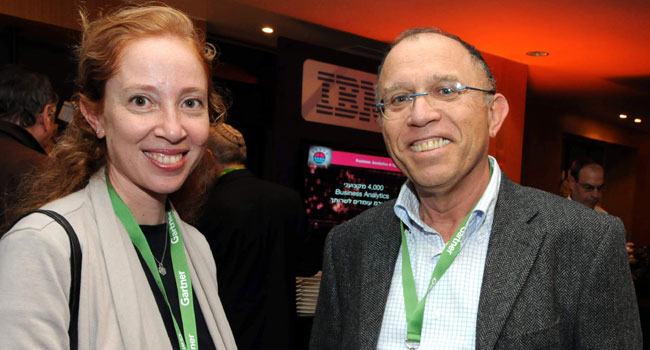 מימין: צבי אמיתי, מנמ"ר מפעל הפיס, משוחח עם גליה בן משה, מנהלת שיווק גלובל סרוויסס יבמ