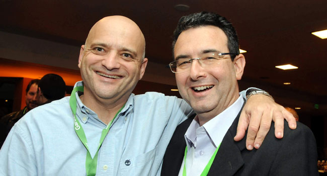 מימין: אילן ינובסקי, המנמ"ר הבא של דואר ישראל, בקרוב, יחד עם עוזי נבון, סמנכ"ל מכירות אורקל ישראל