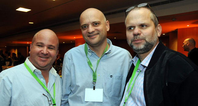 ניצפו מימין: רונן זרצקי, סמנכ"ל ומנמ"ר קבוצת כרטיסי האשראי הגדולה בישראל, ישראכרט, עוזי נבון, סמנכ"ל המכירות של אורקל ישראל ודורון דרייר, המנכ"ל החדש של ArrowECS, מפיצה של VMware, שזה עתה חזר ארצה מארה"ב