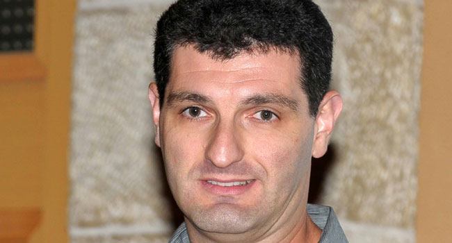 ולדימיר סורוקה ממעבדות המחקר של יבמ בחיפה הרצה בכנס ויחד עם יניב קורן הפעיל משחק שולחנות מנהלים בתחום Crowd Soureing. המשחק מיועד לרתום את הידע שנמצא בקבוצות גדולות של אנשים, לדוגמא בארגונים גדולים ובערים, ע"מ להפיק תובנות בתחומי חיים שונים. המשחק התנהל בתחרות בין המשתתפים בשולחנות, והמשתתפים בשולחן הזוכה קיבלו את הפרסים. צילום: משה אלון