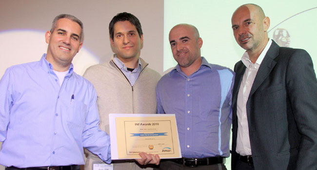 כמו בכל שנה, מחולקות בכנס תעודות הצטיינות ללקוחות על פתרונות יצירתיים ושימוש מיוחד בכלים של אינפורמטיקה. הפעם זכתה חברת בטר פלייס על שימוש יוצא דופן בפלטפורמת אינפורמטיקה לשינוע וניהול הנתונים בזמן אמת. מימין: מסימו מיאזטו, מנהל מכירות איזורי אינפורמטיקה EMEA, אייל אלמוג, מנהל ה-BI בבטר פלייס, אופיר לנגמן, ראש צוות ETL בבטר פלייס וינאי מילשטיין, מנהל תחום אינפורמטיקה באמן