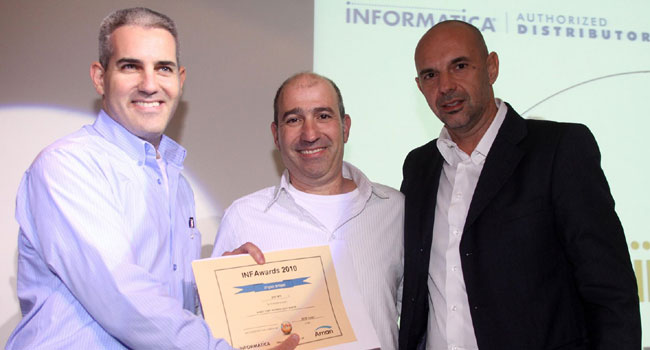 פרס הוקרה מיוחד לרמי כהן, ה-CTO. מימינו – מאסימו מיאזטו ומשמאלו – ינאי מילשטיין