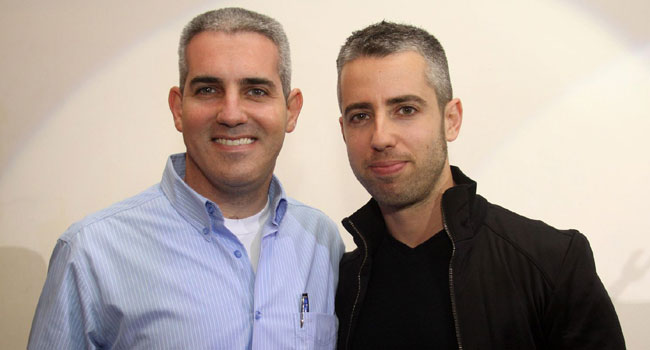 דרור גלוברמן, הכתב הטכנולוגי של חדשות ערוץ 2, מימין, נתן הרצאת אורח מרתקת על עולם היו-טיוב והרשתות החברתיות. הצטלם איתו למזכרת ינאי מילשטיין, מנהל תחום אינפורמטיקה בקבוצת אמן ומנחה האירוע