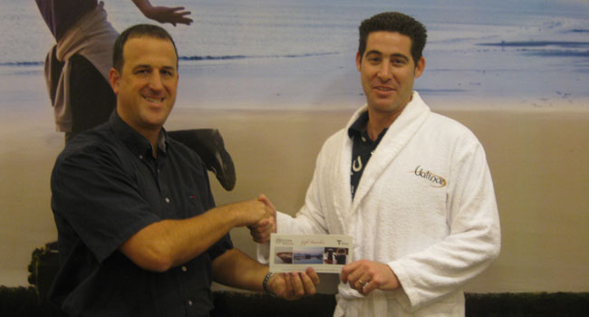 יניב רותם מיעל תוכנה מקבל את הפרס מעמית גל, סמנכ"ל מכירות וגיוס בחברת ואלינור