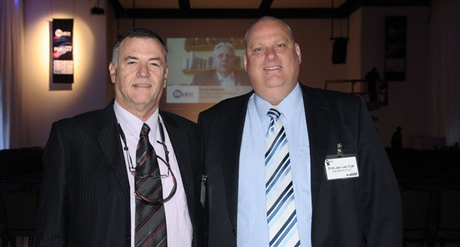 מימין: אריק ז'אן ואן דיז'ק - מנהל עסקי בסימנס-PLM עם זאב קרויזמן - מנכ"ל מקיט מערכות