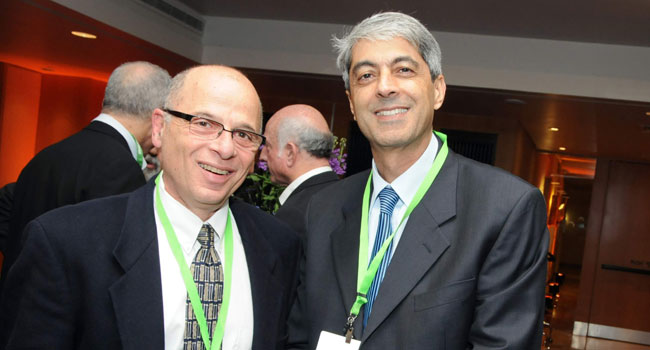 מימין: יוני קמחי, מנמ"ר הבורסה לניירות ערך, משוחח עם דוד קמצ'י, מנהל מגזר פיננסי ב-יבמ ישראל