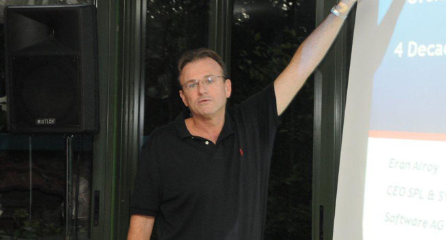 ערן אלרואי, מנכ"ל Software AG ישראל, מעביר הרצאה על הפיכת חזון עסקי ארוך טווח לתוכנית עבודה ולהשגת היעדים העסקיים