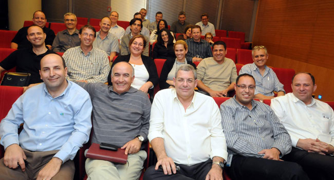 ניצפו בסיום המפגש, מחייכים ומרוצים, מהשורה הראשונה מימין: עדיאל רמתי, סמנכ"ל מכירות; צביקה פליישמן, מנהל מכירות; צביקה אולקינצקי, סמנכ"ל פרויקטים; מאיר עמור, סמנכ"ל מכירות; אילן נקש, מנהל מכירות. שורה שנייה מימין: אייל דורון, מנהל קווי מוצר; אילן נימני, מנכ"ל מכירות; שירלי סטמפלר, מנהלת מכירות; מירב ירשנסקי, מנהלת שיווק; שי און, מנכ"ל CA ישראל; אור רון, מנהל קווי מוצר. שורה שלישית מימין: ניר שטוב, מנהל קווי מוצר; חני חכם, מנהלת פרויקטים; אלי שקד, מנהל מכירות; עודד צור, מנהל קווי מוצר; דרור סמואלוב, מנהל פרויקטים; אייל דויד, מנהל קווי מוצר. שורה רביעית מימין: לי וולף, אדמיניסטרציה מכירות; צופנת שפאק, אדמיניסטרציה מכירות; אסתר ג'רבי, מנהלת לשכת מנכ"ל; אריק שלומוביץ, מנהל קווי מוצר; משה הררי, מנהל מכירות. שורה חמישית מימין: אייל משה, מנהל שירות; ארז רסילבסקי, מנהל מכירות; אסף דסקל, מנהל מכירות; דורון כהן, מנהל פרויקטים