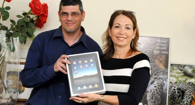 צחי יבנאי, הזוכה בהגרלת ה-iPad, מקבל את הפרס מידי עירית לוטן - מנכ"ל אקזקיוטק, במשרדי iTiger