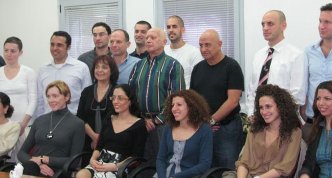 משה חורב, מנכ"ל אורקל ישראל (במרכז עם חולצה שחורה); ומשמאלו פרופ' זאב נוימן, נשיא המסלול האקדמי המכללה למינהל; פרופ' עדי ערמוני, דיקאן ביה"ס למינהל עסקים