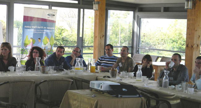 בין הלקוחות נצפו: עטרה רון - מנמ"רית מרכז רפואי סורוקה; אורלי וייסלבר - מנמ"רית קבוצת ברן; יניב לוי, מנמ"ר ארונאוטיקס