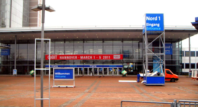 שער הכניסה הראשית לתערוכת CEBIT 2011. יום לפני פתיחת הכנס זו ההזדמנות האחרונה לראות את השער שומם. מחר (ג') יצבאו על השערים של תערוכת ה-ICT הגדולה בעולם מאות אלפי מבקרים. סביט היא הגדולה בעולם בכל המדדים, הכי הרבה מבקרים, מציגים, תצוגות, שטחים, עיתונאים, ימי פעילות ומה לא. מזג האוויר, קר, גשום ולעיתים מושלג. אך בפנים חמים ונעים, אין מהפכות בעולם הערבי, אין האטה בעולם המערבי, אין איראן המתגרענת, יש רק סדר מוחלט גרמני, המפעיל בדיוק מופתי את הים האנושי-טכנולוגי הזה