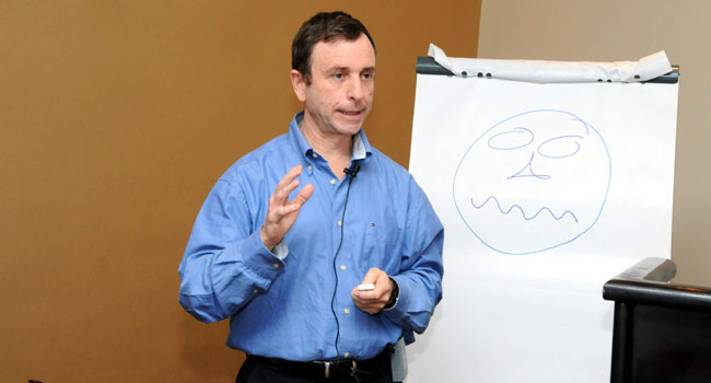 אילן הוכמן, מנהל השיווק של אינטל ישראל, השותפה לכנס השותפים של דל, מציג את "העולם על פי אינטל"